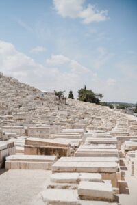 השיקולים העיצוביים וההלכתיים בהקמת חלקת קבר מאוחדת